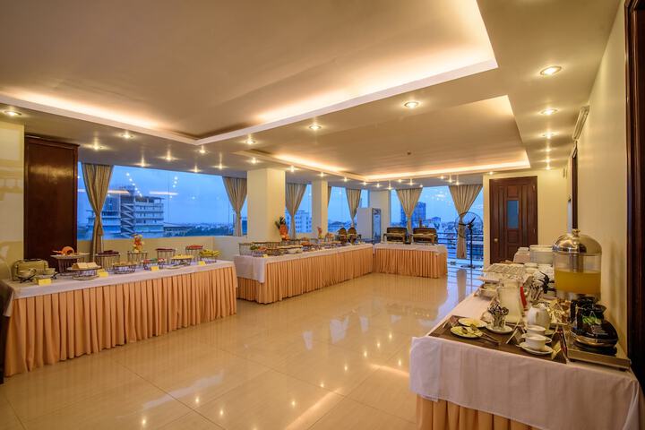Ballroom/Hall 95 of 104