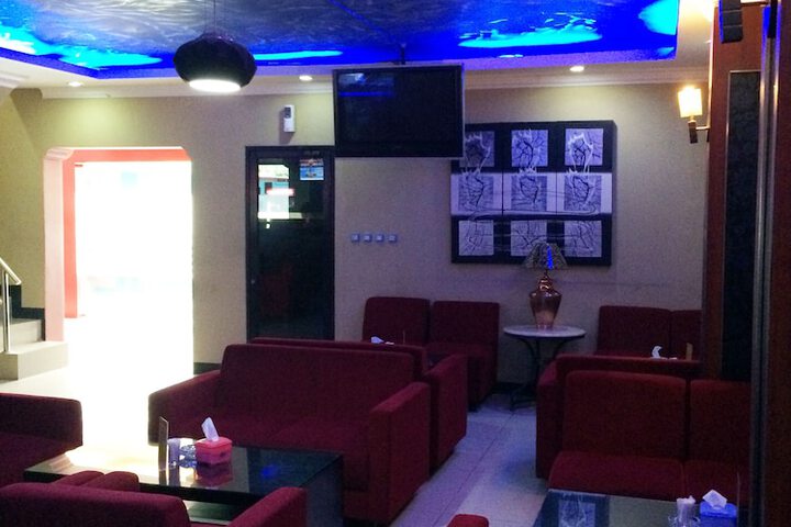 Lounge 23 of 32