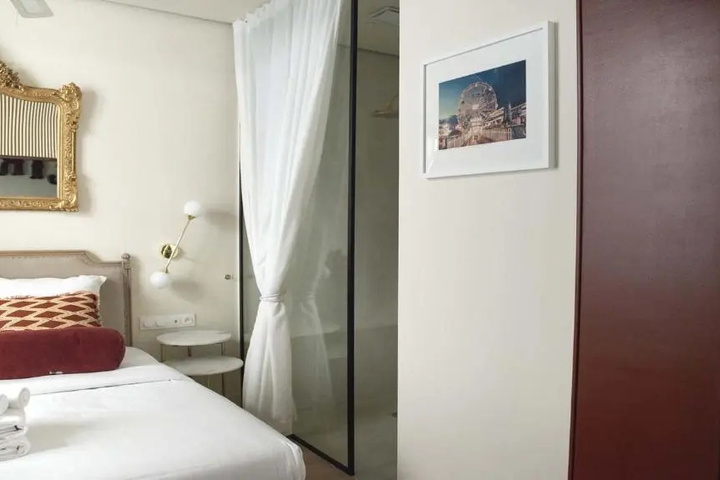 Room 4 of 13
