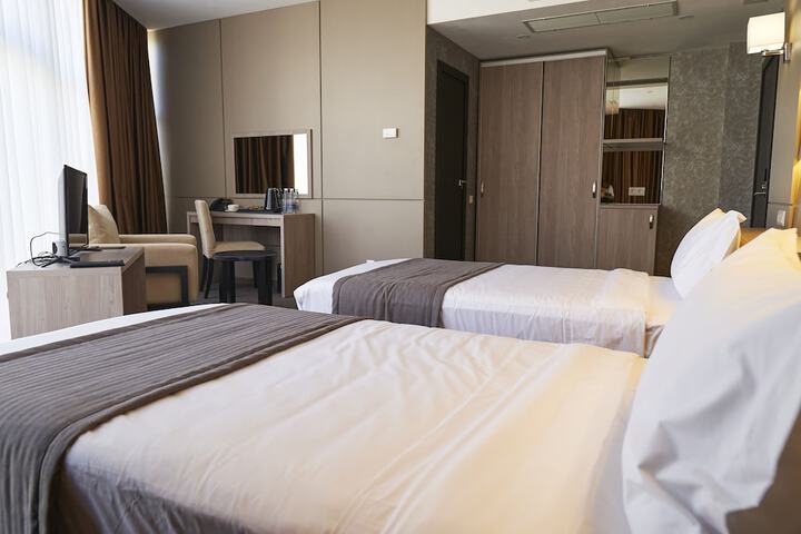 Room 13 of 80