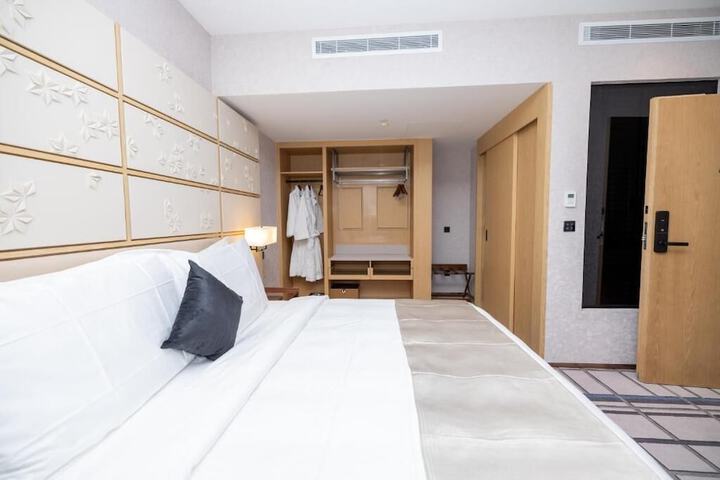 Room 6 of 32