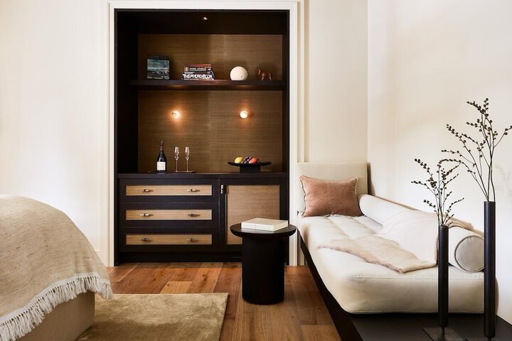 Room 6 of 10