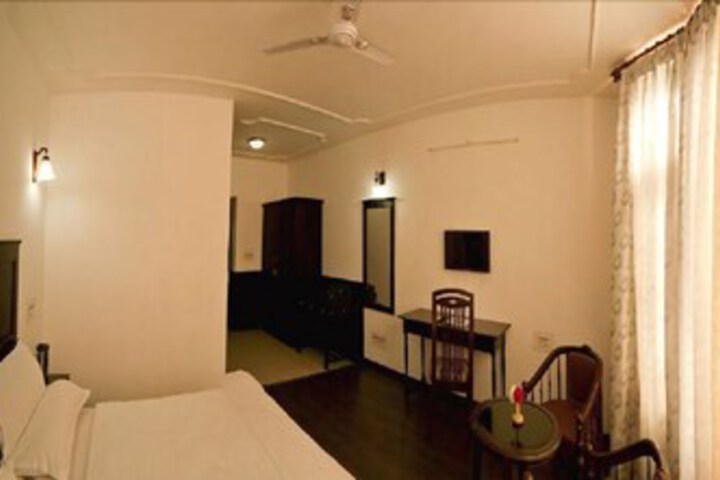 Room 3 of 8