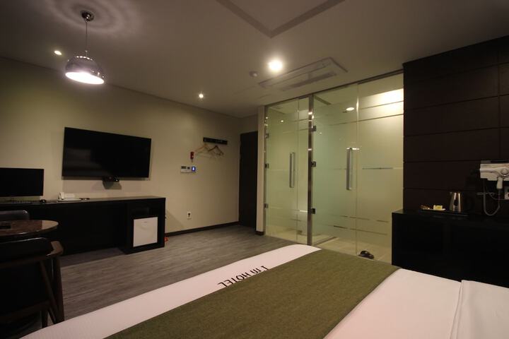 Room 11 of 48