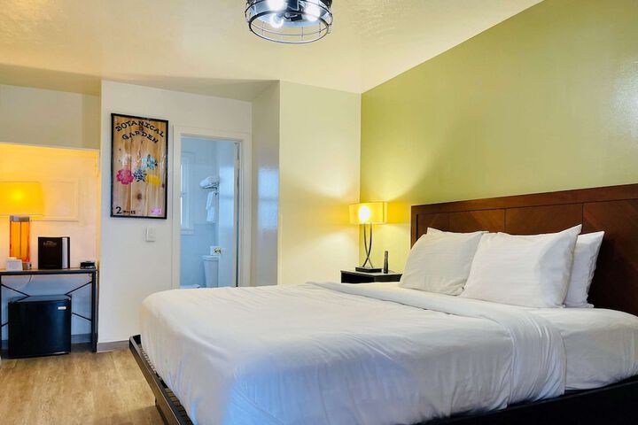 1 King Bed with Continental Breakfast (8 of 13)
