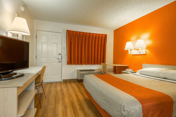 Room 10 of 26
