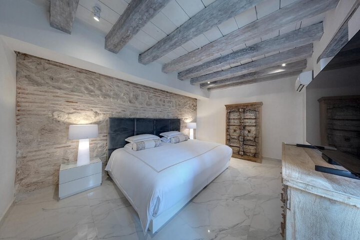 Room 5 of 96