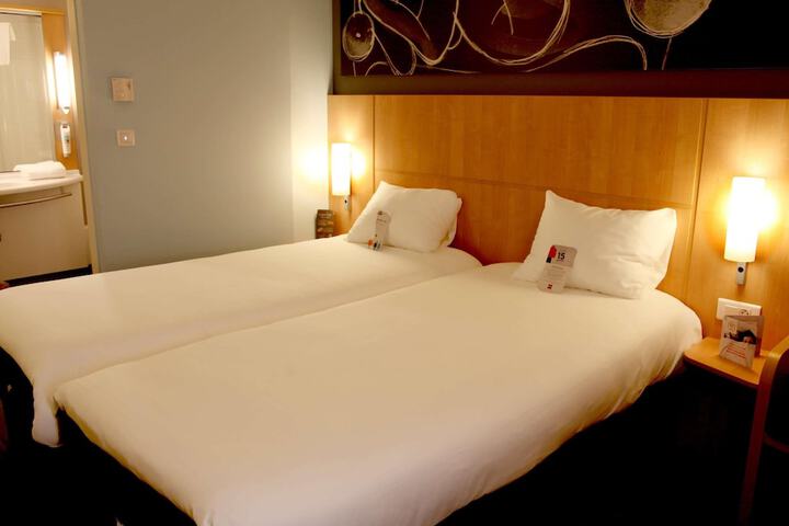 Room 26 of 60