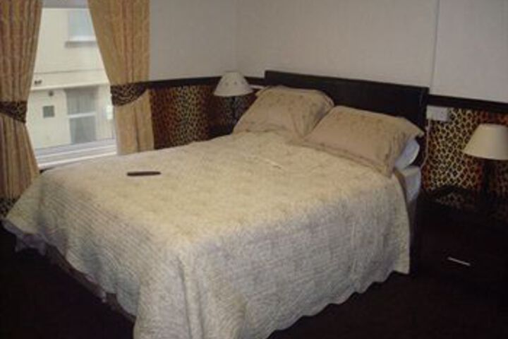Room 7 of 16