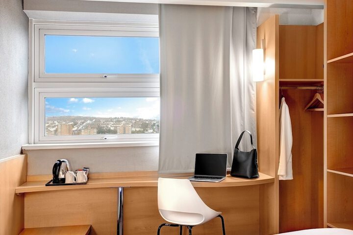Room 8 of 66