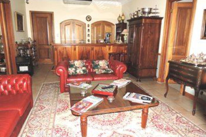 Lounge 18 of 27