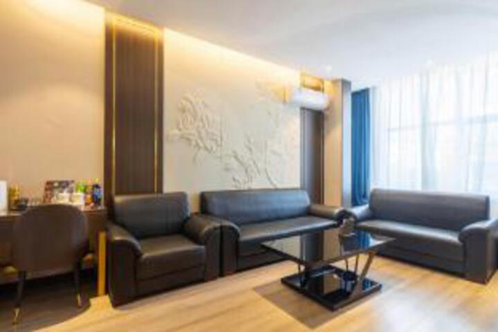 Panshi Waterfront Business Hotel