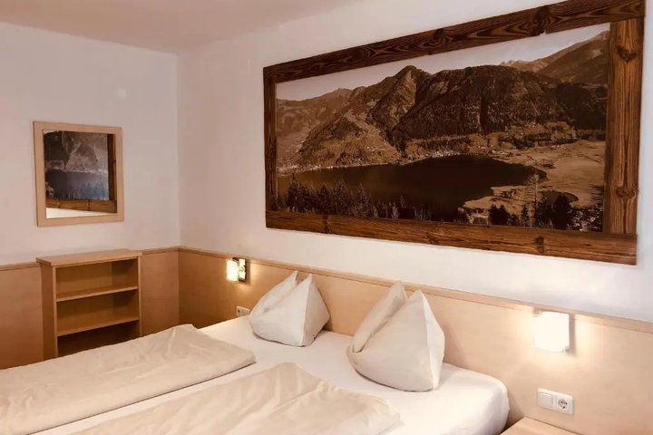 Room 2 of 8