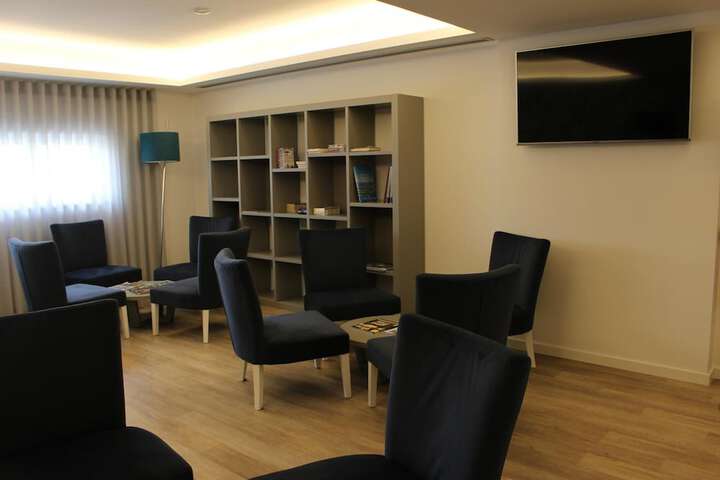 Lounge 32 of 40