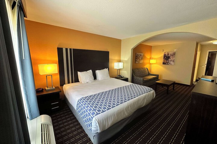 1 King Bed High Speed Internet Accessible Microwave and Refrigerator, Coffee Maker Iron and Ironing Board Hairdryer Full Breakfast (7 of 11)