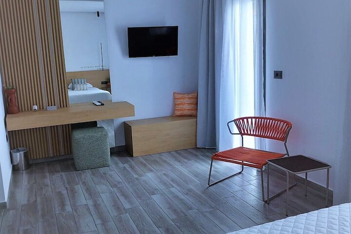 Room 6 of 12