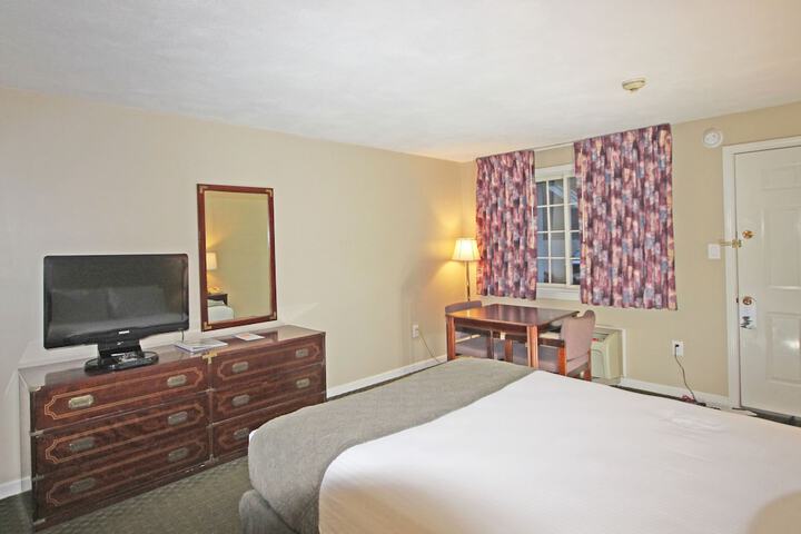 1 Queen Bed (9 of 14)