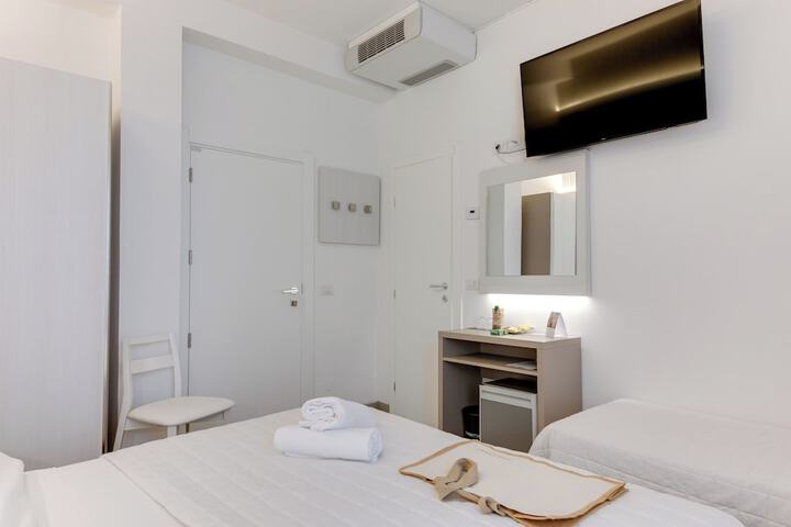 Room 16 of 80