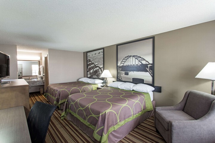 1 Queen Bed Accessible Room (2 of 5)