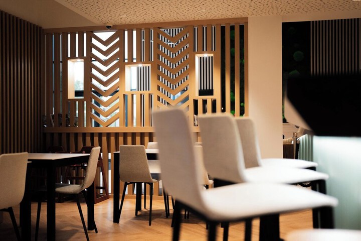 Lounge 52 of 84
