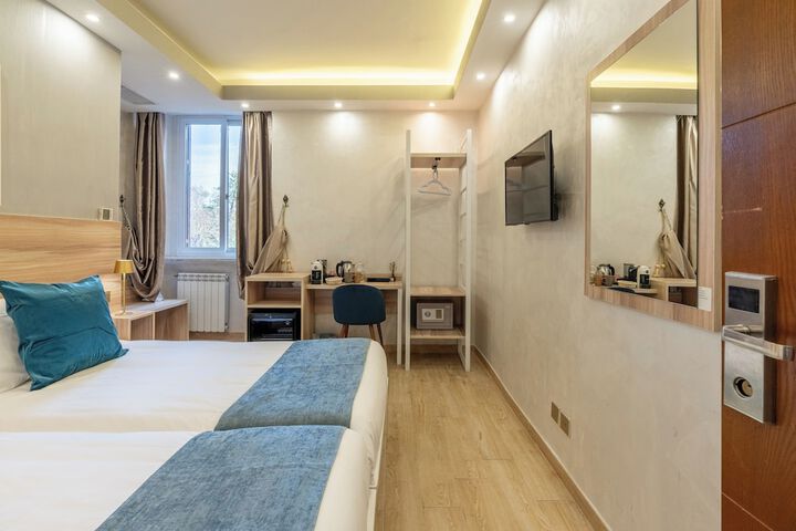 Room 12 of 32
