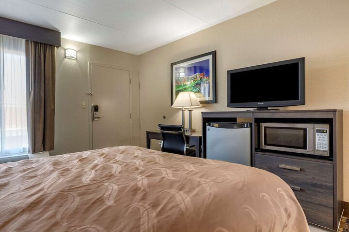 1 Queen Bed (12 of 23)