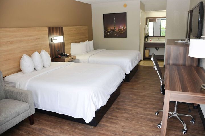 1 Queen Bed Deluxe Mobility Accessible (7 of 10)