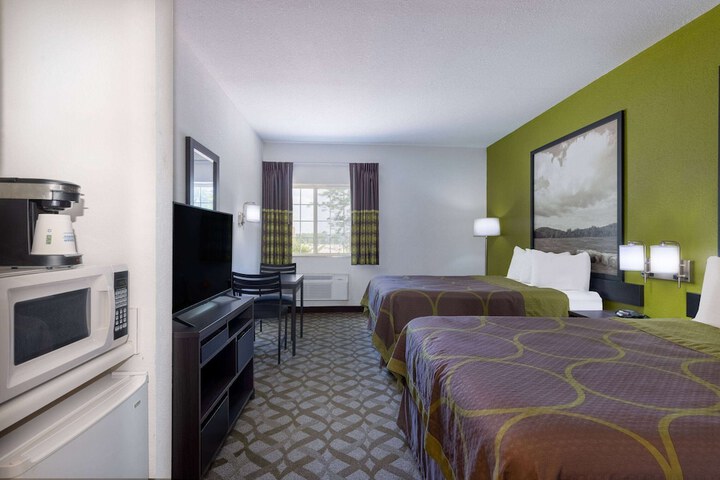 2 Queen Beds (3 of 10)