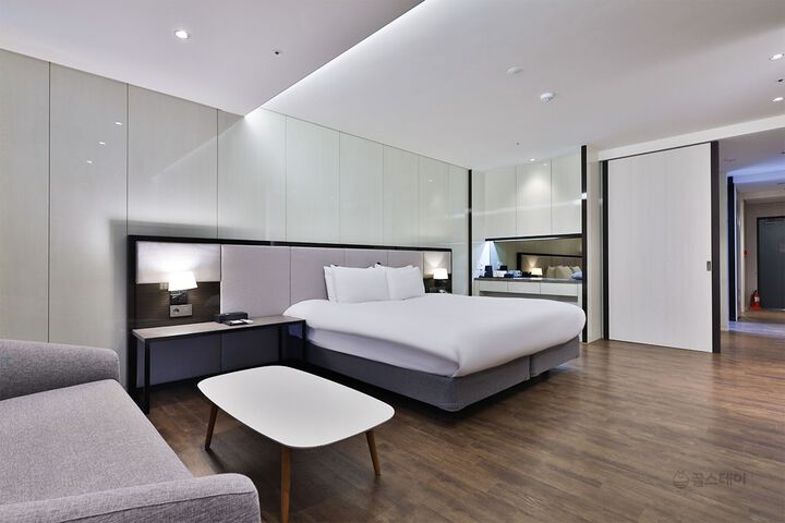 Room 83 of 108