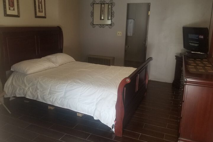 Basic Double Room 1 Queen Bed (1 of 2)