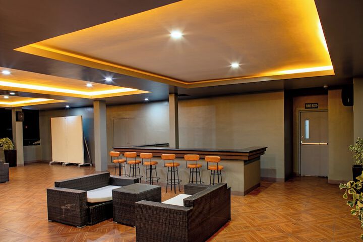 Lounge 48 of 74