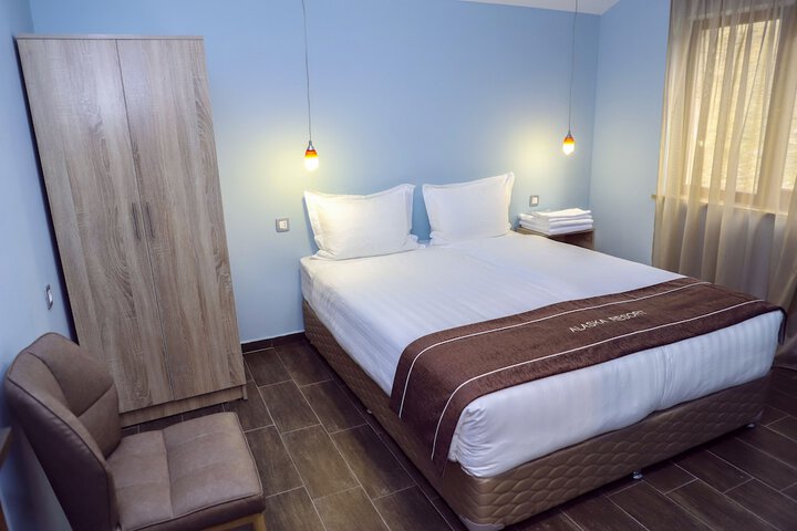 Room 12 of 196