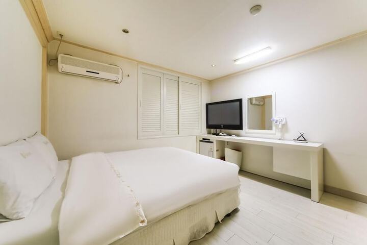 Room 4 of 7