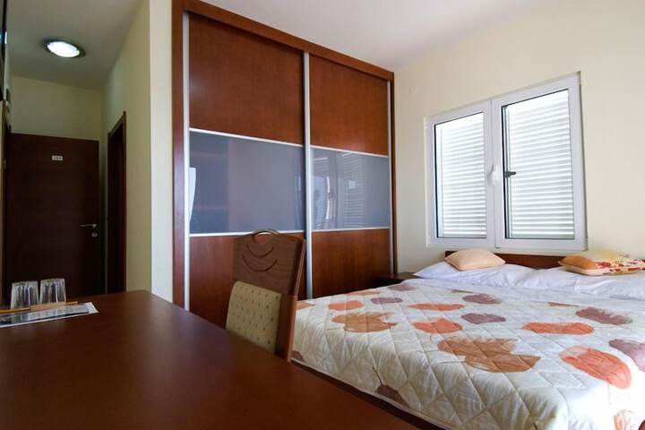 Room 9 of 46