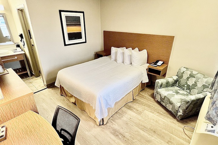 1 Queen Bed (12 of 16)