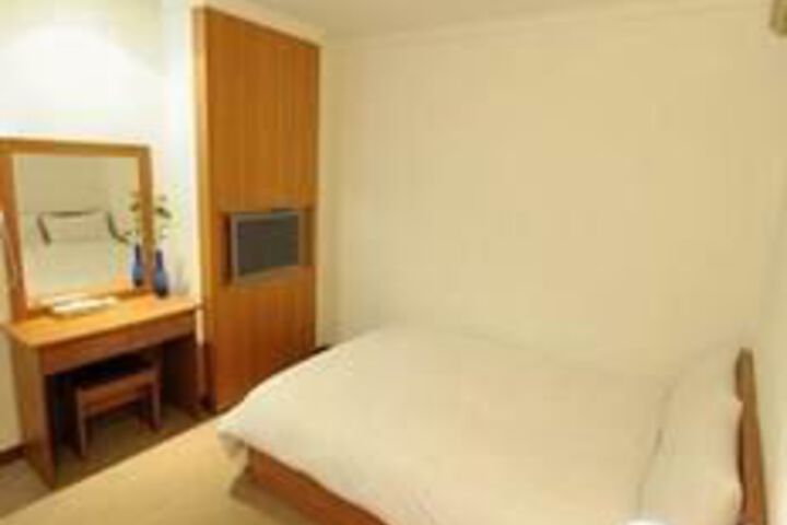 Room 11 of 42