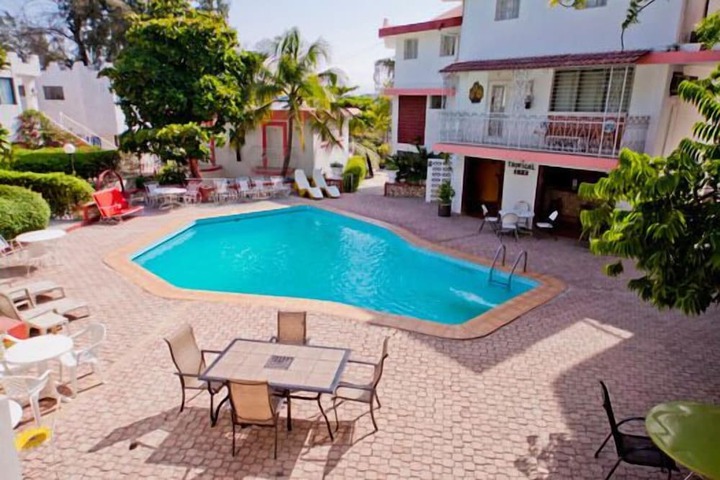 Hotel Pool