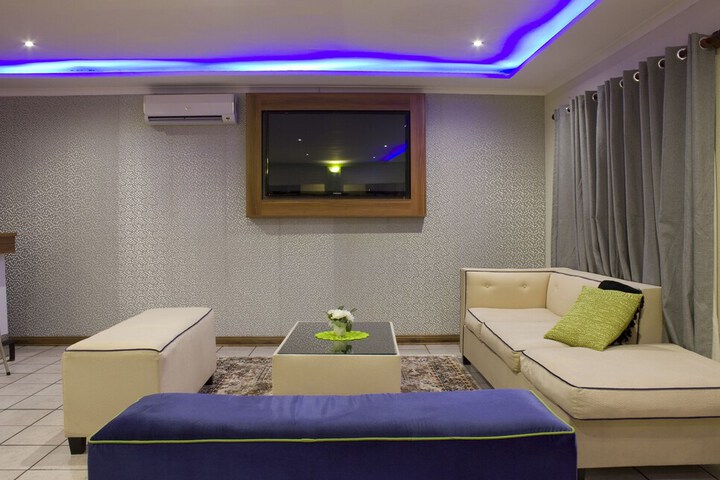 Lounge 37 of 44