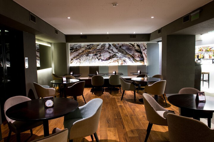 Lounge 61 of 77