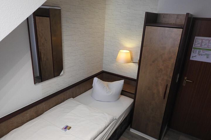 Room 17 of 48