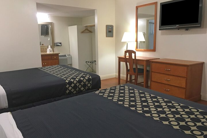 2 Queen Beds (2 of 4)