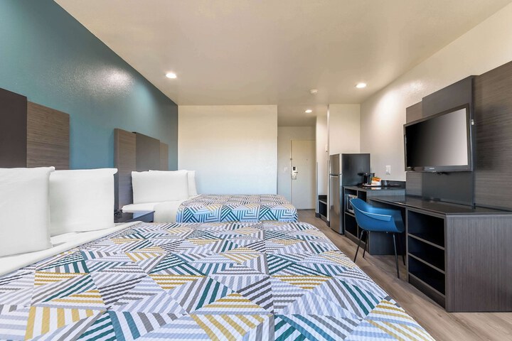 Standard Suite 1 King Bed Accessible (4 of 12)