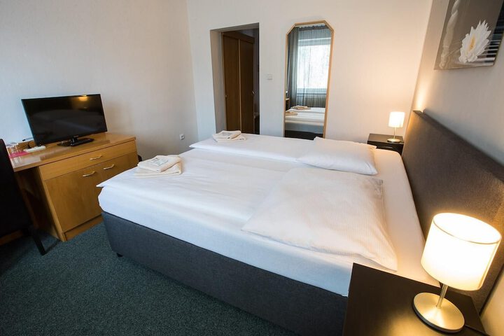 Room 16 of 28