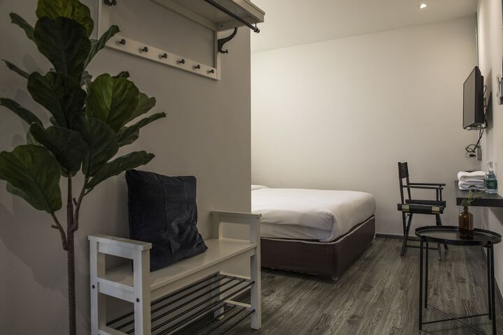 Room 21 of 142