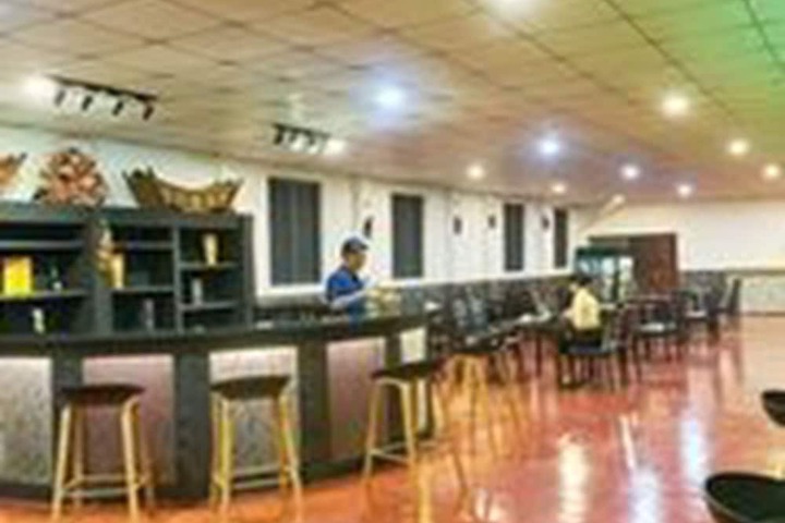 Lounge 31 of 34