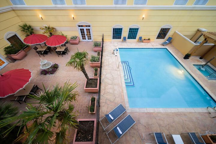 Hotel Pool