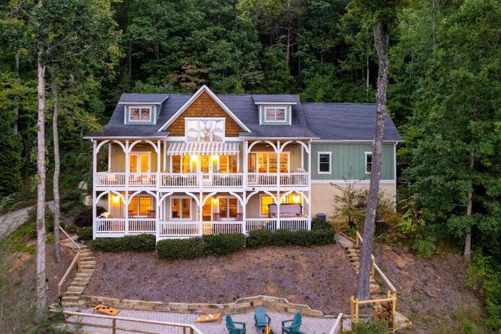 Exterior of Juliet by AvantStay Mountain Views Near AshevilleBlack Mountain