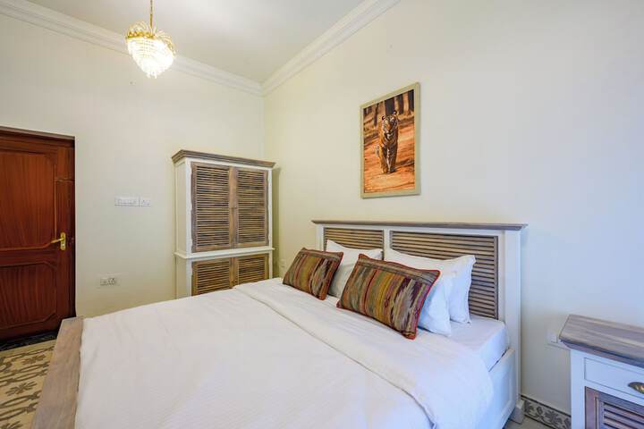 Room 2 of 40