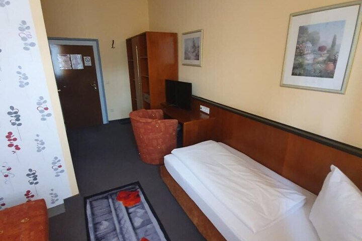 Room 9 of 34