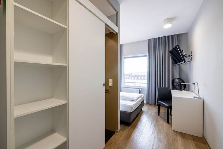 Room 5 of 42
